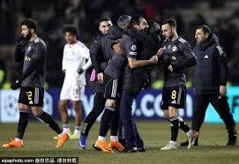 西班牙足协宣传反家暴：面对家庭暴力，直接出示红牌